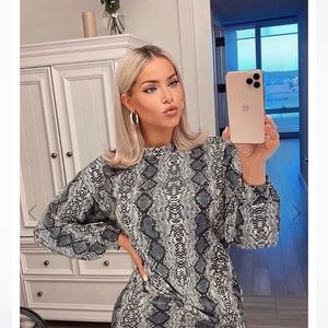 Women’s Snakeskin Long Sleeve Top Size L